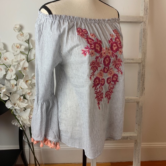 Off Shoulder Bell Sleeve Embroidered Top - Picture 4 of 6